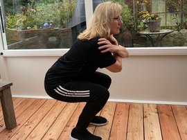 Frau macht Fitnessübungen