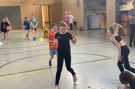 Kinder laufen in der Turnhalle