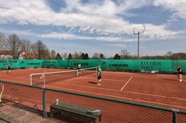 Tennisspieler auf Tennisplatz