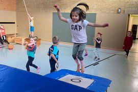 Mädchen hüpft auf Trampolin