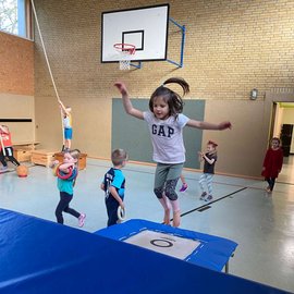 Mädchen hüpft auf Trampolin