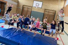 Kinder sitzen auf schwebender Bank