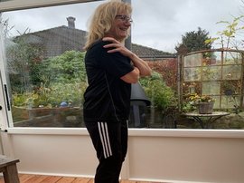 Frau macht Fitnessübungen